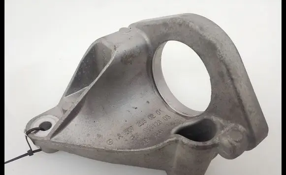 Engine mounting bracket