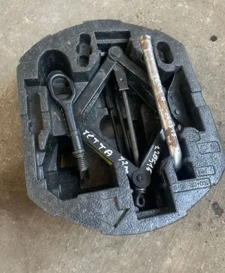 Volkswagen Jetta VI Tool box 