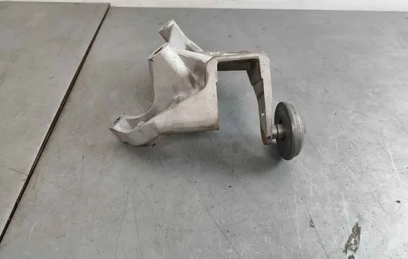 Engine mounting bracket