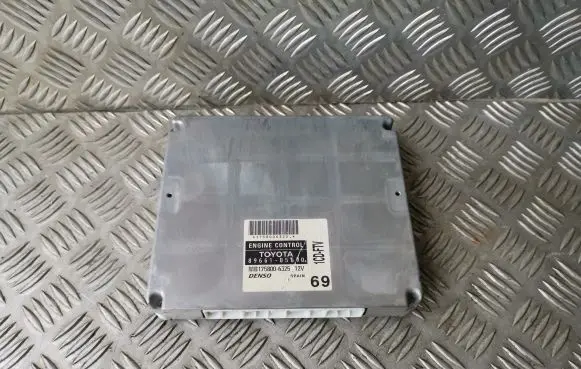 Toyota Avensis T250 Engine control unit/module 8966105690 MB1758006325