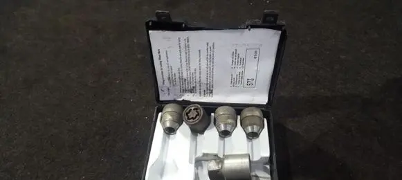 Hyundai Santa Fe Nuts/bolts 