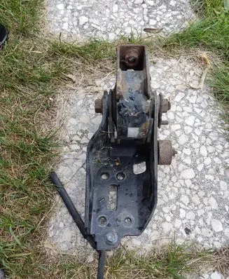 Toyota RAV 4 (XA30) Engine mount bracket