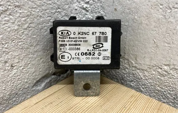 KIA Carens I Immobilizer control unit/module 0K2NC677B0 30008608 RLPD1040057