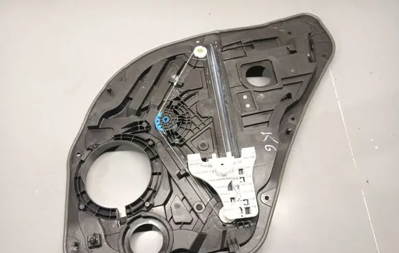 Rear door manual window regulator