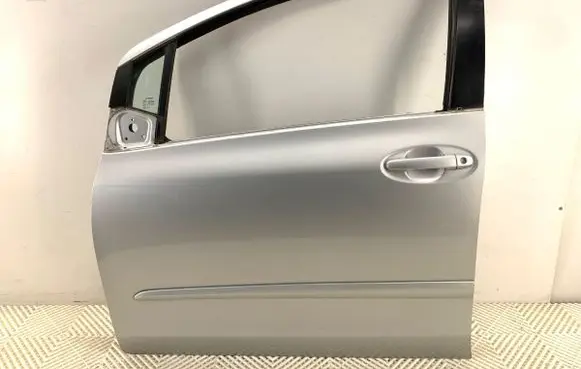 Toyota Yaris Front door 1E7