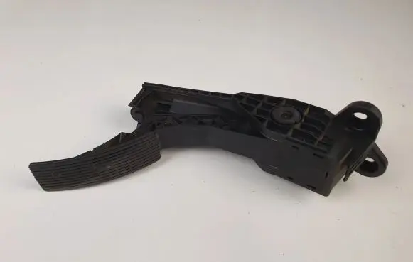 Mercedes-Benz ML W164 Accelerator throttle pedal A1643000004