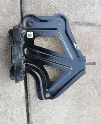 BMW X3 G01 A/C compressor mount bracket 9367097