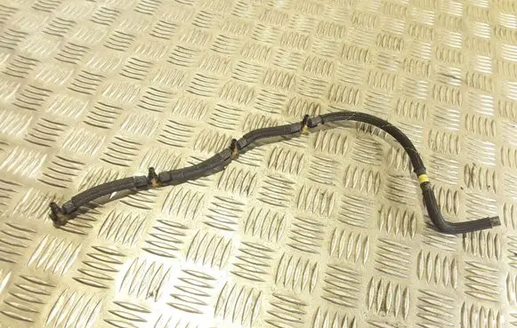 Volkswagen PASSAT B7 Fuel injector supply line/pipe 