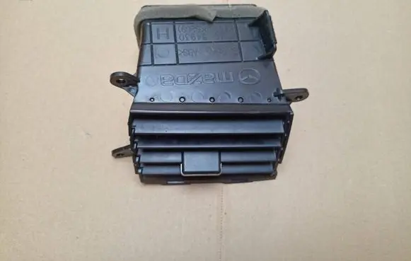 Rear air vent grill