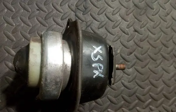 Engine mount bracket