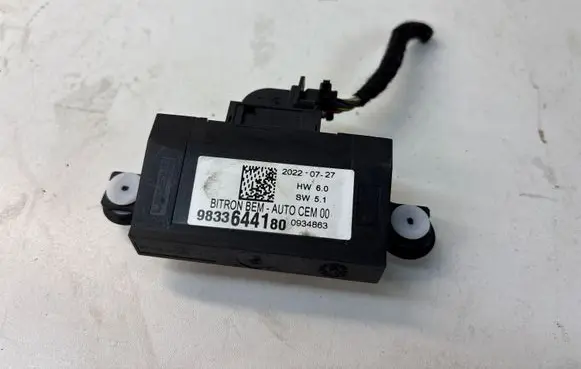 Peugeot 3008 II Door control unit/module 9833644180