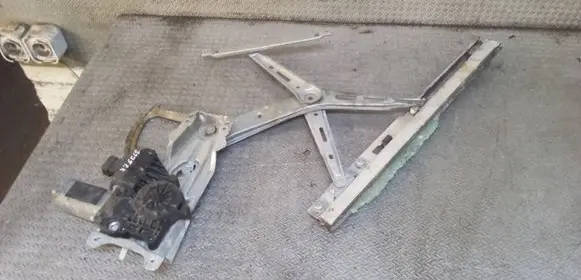 Opel Zafira B Front door window regulator with motor