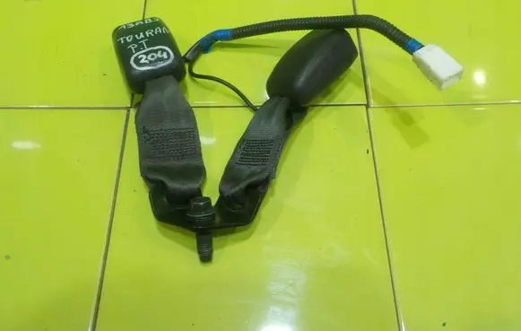 Volkswagen Touran II Front seatbelt ZAPINKA
