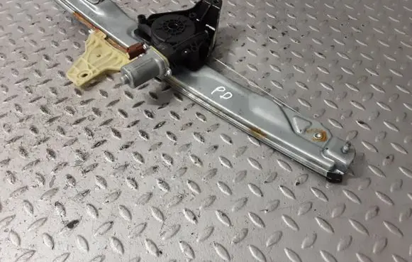 Dacia Sandero III Front door window regulator with motor 807209782R