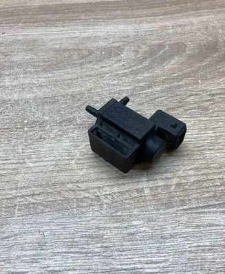 Volkswagen PASSAT B5.5 Valve vacuum 72240200 037906283A