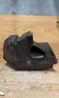 Volvo V70 Air filter box 6893747