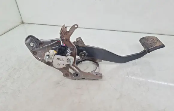 Toyota Prius+ (ZVW40) Brake pedal 8951047050