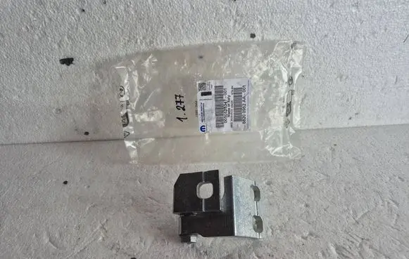 Alfa Romeo Giulia Front door upper hinge 50525347 68200962AA