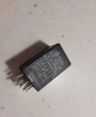 Volkswagen PASSAT B4 Other relay 3a0927181