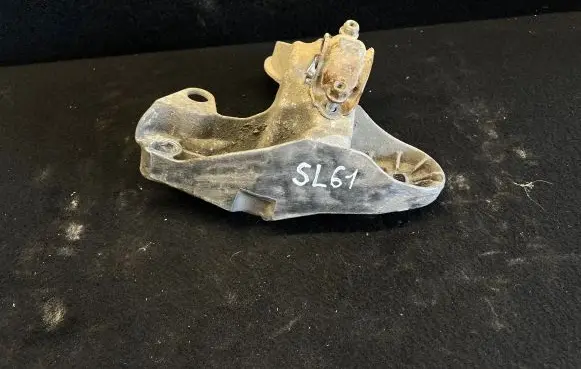 Volkswagen PASSAT B5.5 Engine mounting bracket 8E0199351