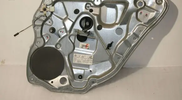 Rear door manual window regulator