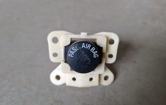 Passenger airbag on/off switch