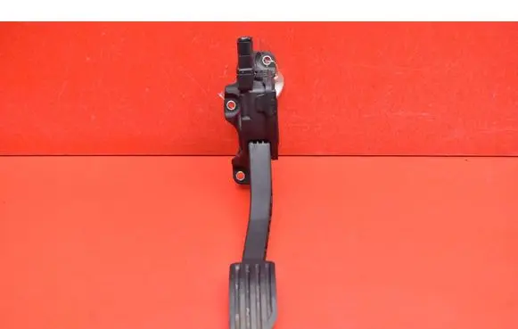 Accelerator throttle pedal