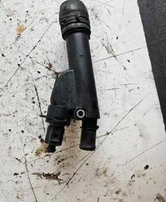 Volkswagen PASSAT B6 Engine coolant pipe/hose 038121132G