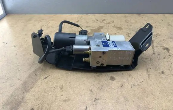 BMW 5 E60 E61 Tailgate hydraulic pump motor 7111867 51247163661 7163661