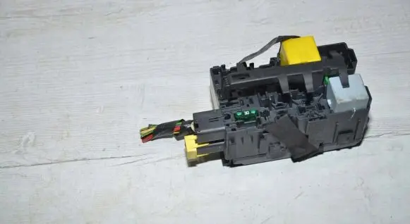 Peugeot 2008 I Fuse module 9806192580
