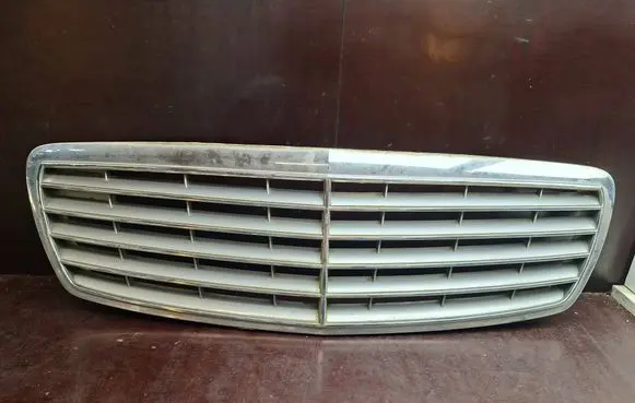Mercedes-Benz E W211 Front grill A2118800383