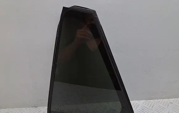 Toyota Avensis T270 Rear vent window glass 6812405100 6818905070 43R00048