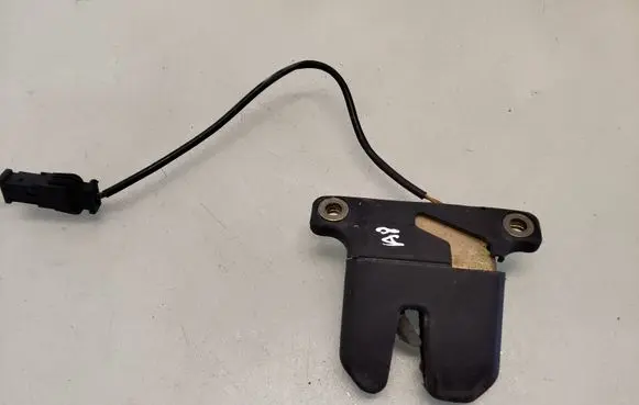 Audi A8 S8 D2 4D Tailgate/trunk/boot lock/catch/latch 827505