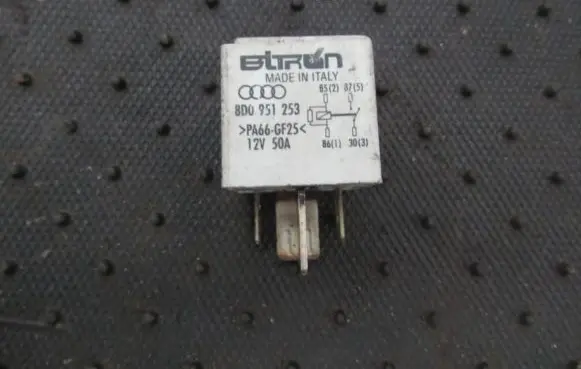 Volkswagen PASSAT B5 Other relay 8d0951253