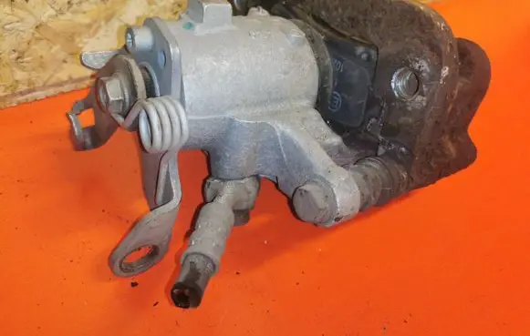 Opel Insignia A Rear brake caliper 6101