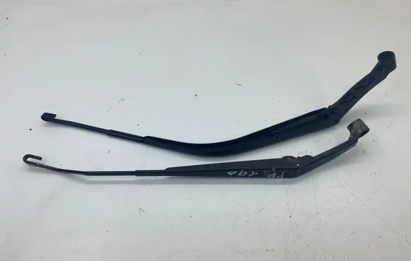 Mitsubishi Outlander Front wiper blade arm 71637J 71628J