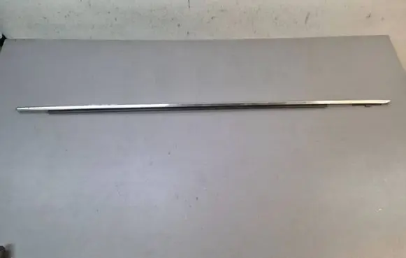 Toyota Prius (XW30) Front door glass trim molding 