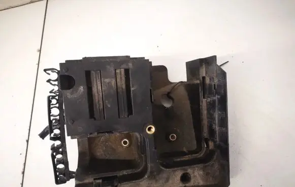 Volkswagen Touran I Fuse box cover