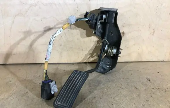 Toyota Avensis T250 Accelerator throttle pedal 8928147010 1983003010