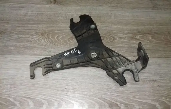 Volvo V70 Air filter cleaner box bracket assembly 30636575