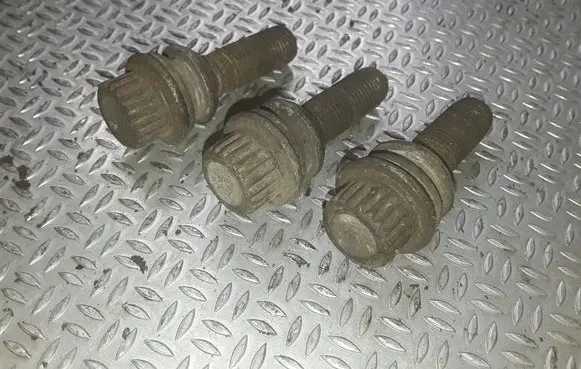 Volkswagen Touareg I Anti-theft wheel nuts and lock 