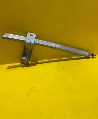 Nissan Qashqai Front door window/glass frame 
