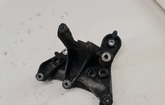 Peugeot 407 Engine mounting bracket 9648584680