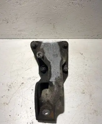Engine mounting bracket