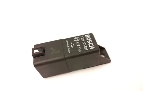 Volkswagen Golf V Glow plug pre-heat relay 0281003038 038907281D