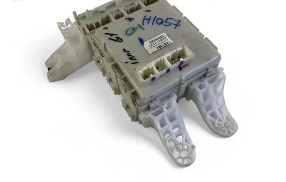Toyota Auris 150 Fuse module 8273002130A
