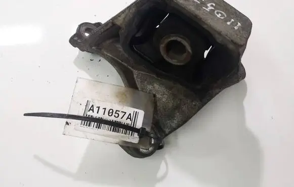 Honda FR-V Engine mount bracket 