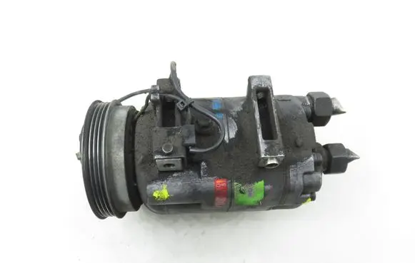 Volkswagen PASSAT B5 Air conditioning (A/C) compressor (pump) 8D0260805D