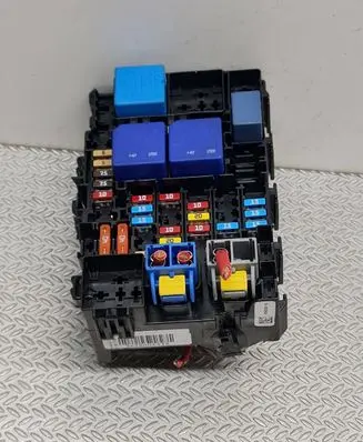 Renault Megane IV Fuse module 243800453R