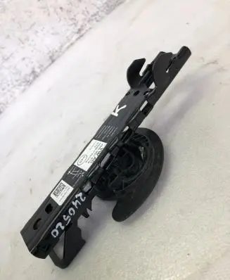 Volkswagen Touran III Seat belt height adjuster 4m0857819